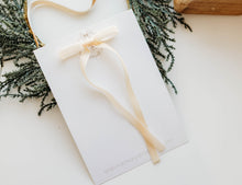 Load image into Gallery viewer, Tally hair bow - Ivory