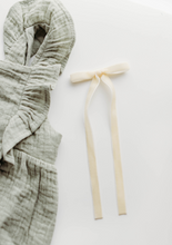Load image into Gallery viewer, Tally hair bow - Ivory