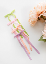 Load image into Gallery viewer, Tally hair bow - Peach
