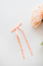 Load image into Gallery viewer, Tally hair bow - Peach
