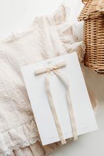 Load image into Gallery viewer, Tally hair bow - Oatmeal Spice
