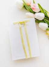 Load image into Gallery viewer, Tally hair bow - Light Yellow
