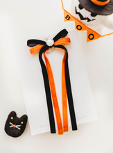 Load image into Gallery viewer, Winnie Bow - Trick or Treat
